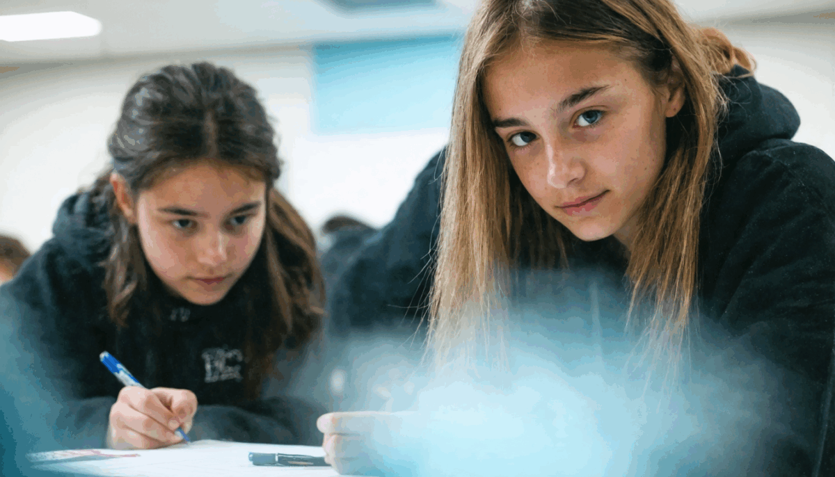 découvrez à quel âge il est possible de commencer à travailler en france, ainsi que les règles et exceptions à connaître pour bien respecter la législation.