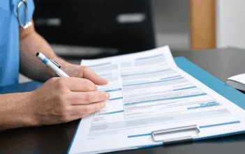 découvrez les conditions essentielles et les étapes clés pour bénéficier d'un arrêt de travail rétroactif, afin de sécuriser vos droits en cas d'absence professionnelle imprévue.