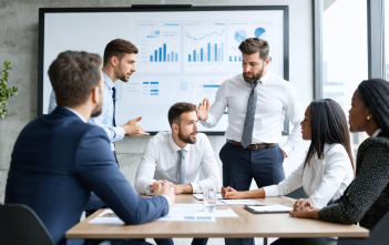 découvrez le rôle clé du chief management officer dans la gouvernance d'entreprise. apprenez comment cette figure centrale influence la stratégie, l'organisation et la performance tout en assurant une communication efficace entre les équipes dirigeantes et les parties prenantes.