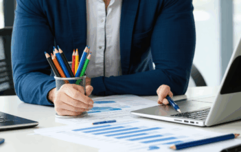 découvrez comment un logiciel de paie intelligent transforme et simplifie la gestion de la paie, optimisant vos opérations pour gagner temps et efficacité.