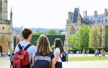 découvrez comment choisir la formation universitaire parfaite en france grâce à nos conseils pratiques. explorez vos passions, évaluez vos options et tracez votre chemin vers un avenir professionnel épanouissant.