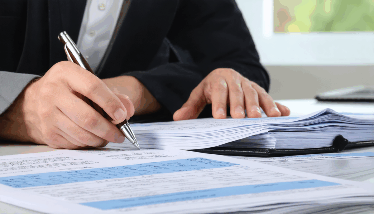 découvrez tout sur le salaire d'un clerc de notaire grâce à ce guide complet : rémunération, évolutions, et conseils pour bien comprendre cette profession.
